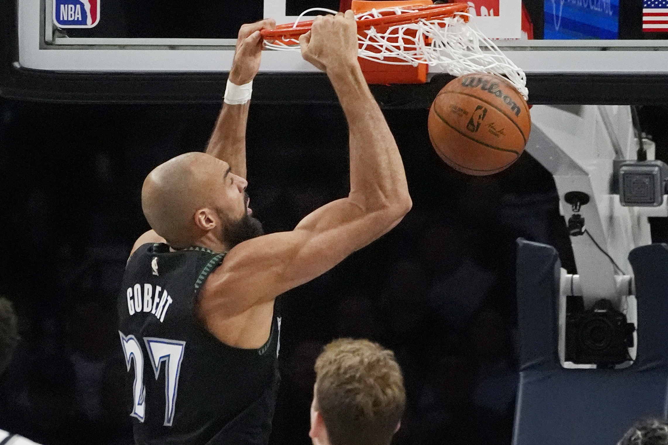 华体会官网-多扣几次就成奥尼尔了！戈贝尔8中5得15分2助1断2帽 爆抢17板